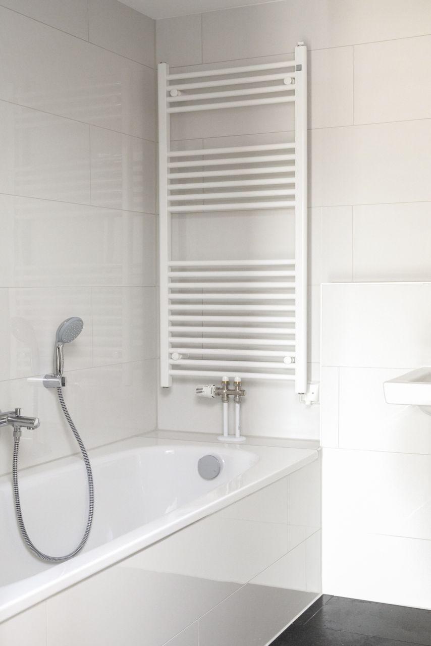 BadezimmermitWanne_Ansicht1_2.jpg BadezimmermitWanne_Ansicht1_2.jpg